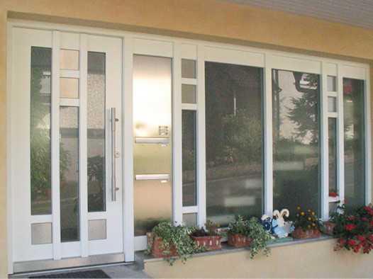 Holzhaustür mit Glaselementen